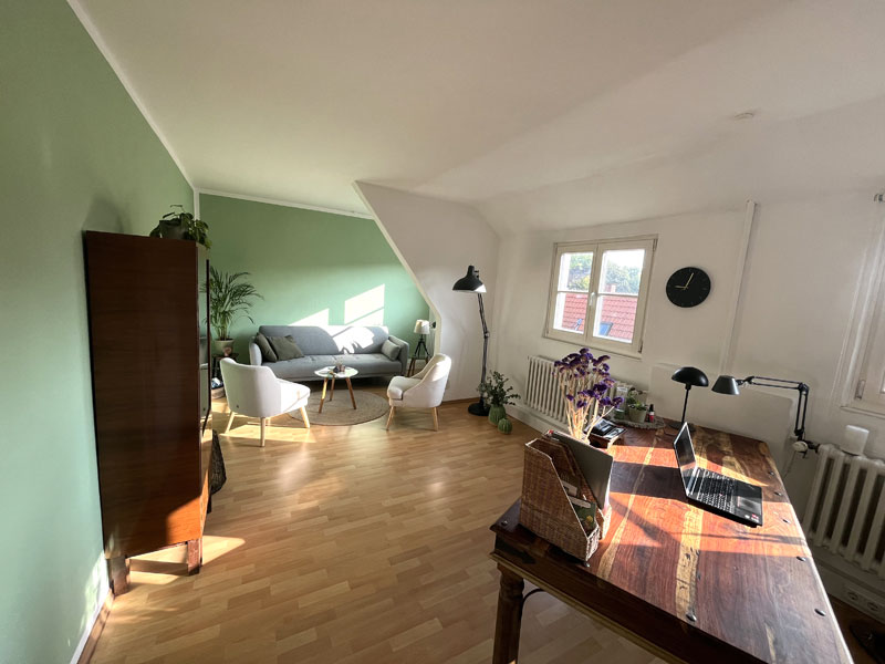 Praxisraum mit Sitzecke und Schreibtisch